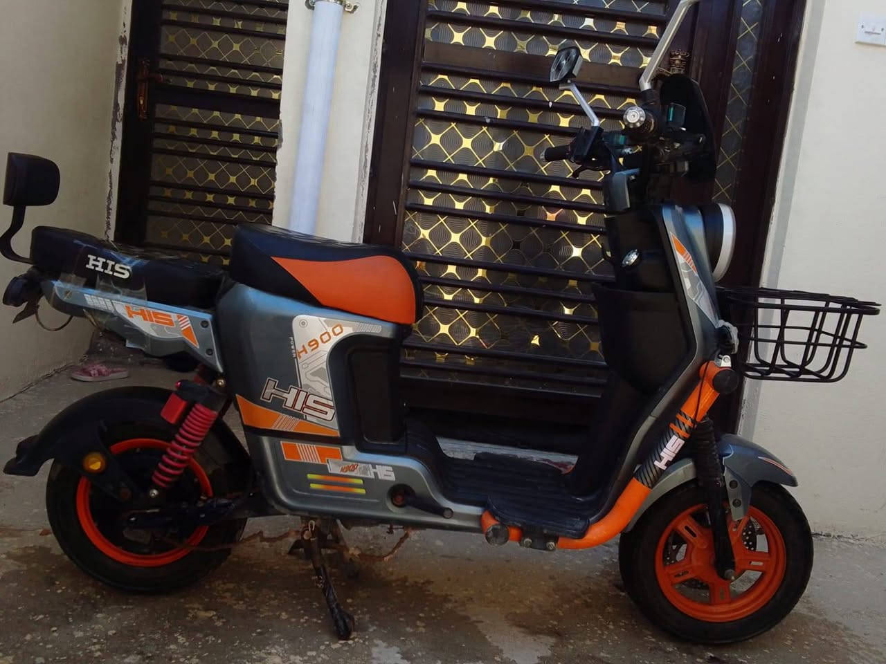 سلام عليكم ورحمة الله دراجة شحن نوع(H900) 5 بطاريات استخدام الدراجة 3 أشهر نضيفه خير من الله شاشه شغاله لكن(((يوجد خلل بسيط بالكهربائيات))) تشتغل..... عنوان ديالى بعقوبة كاطون الرازي... رقم صاحب الدراجة ***********السعر 750 وبيها مجال
