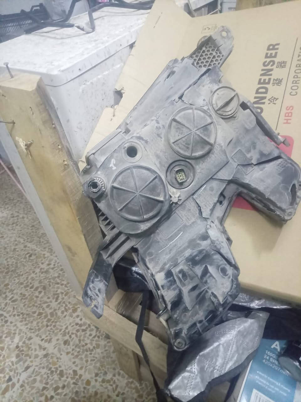 زوج لايتات تاهو موديل 2018 
نضيفات 
سعرهن 200 الف 
عنواني واسط الكوت 
للاستفسار الاتصال على رقم 
***********
