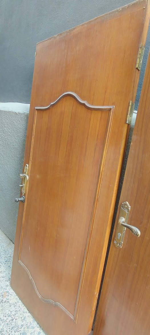 أبواب خشب للبيع بسعر ٣٠٠ الف 
***********
