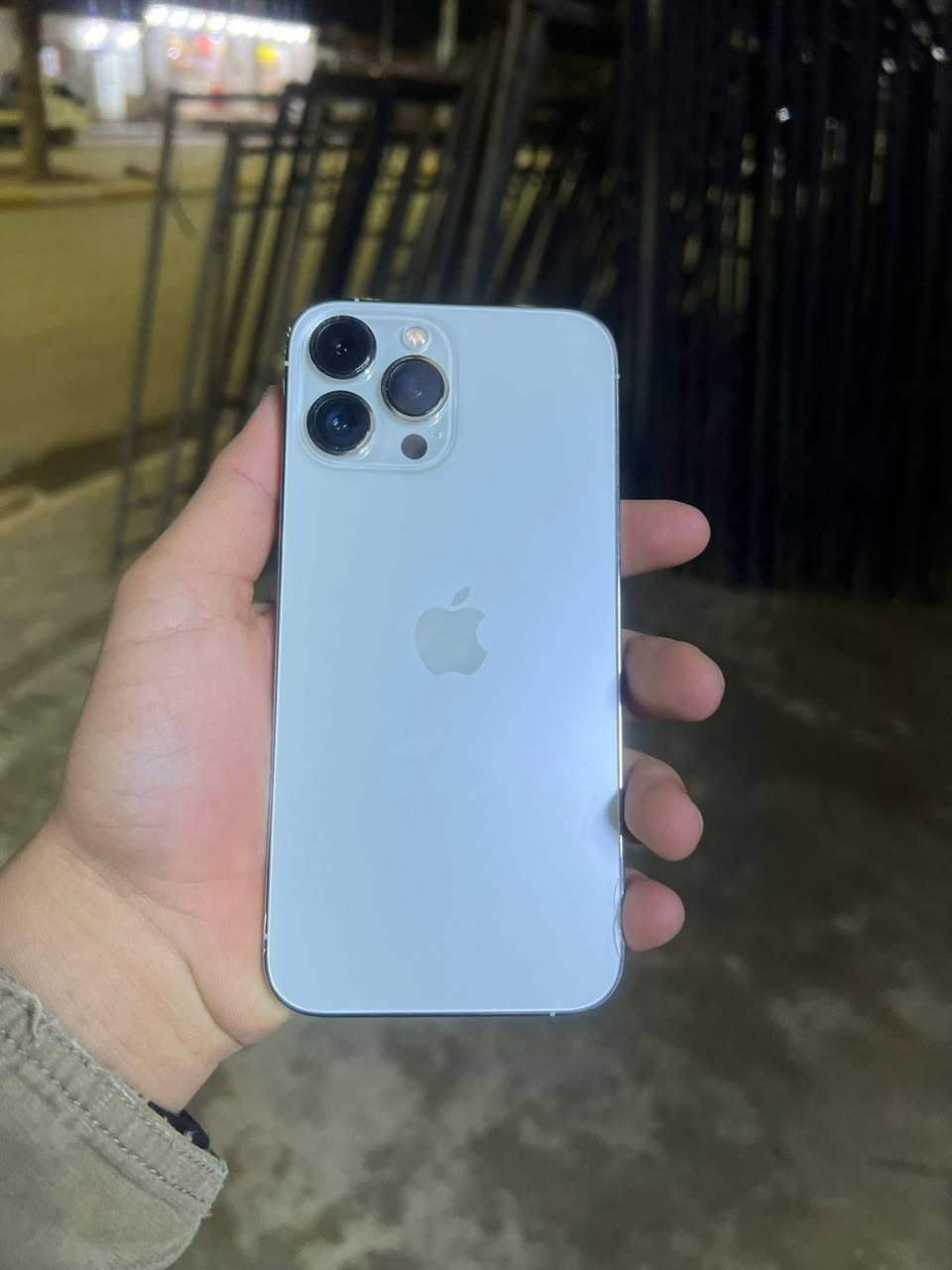 لبيع – iPhone 13 Pro Max
▫️ السعة: 256GB

▫️ البطارية: 90% 

▫️ اللون: ابيض

▫️ الحالة: نظيف جداً،  بس  هاي لسعه بضهر ممبينه موضح بصوره

▫️ الشاشة والكاميرات شغالة 100%، الجهاز غير مفتوح، لا صيانة ولا تبديل قطع

 استخدام خفيف، محافظ عليه بشكل ممتاز

السعر 690 بي مجال للشراي ***********
