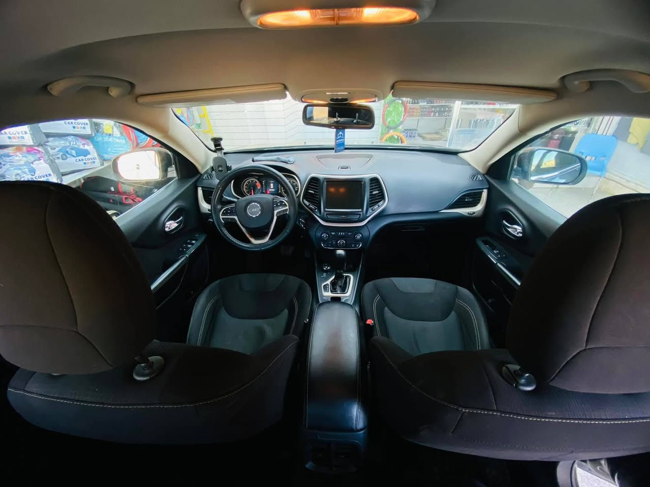 السلام عليكم.
جيب شيروكي الملقبة بزون 
مكينة 3200/ 6سلندر 
مواصفات Limited
اللوحة سليمانية خصوصي 
ألون نفطي غير محدد 
المقاعد قماش عدد المقاعد5
مواصفات السيارة 
1/كامرة خلفية 
2/مستشعر وقوف 
3/تدفئة المقاعد ستيرن 
4/بصمة 
5/مثبت سرعة 
6/شاشة كبيرة 
7/نضام مفتاح ذكي 
8/التحكم التلقائي في درجات الحرارة 
9/مقاعد كهرباء 
10/وسائد هوائية 6
11/المصابيح الأمامية ليد
12/كير 9نمر 
دفع رباعي 4x4
وبعد هواي مواصفات بس ماعرفهم  
مكان السيارة ديالى الخالص 
رقم الهاتف ***********(اتصل)
