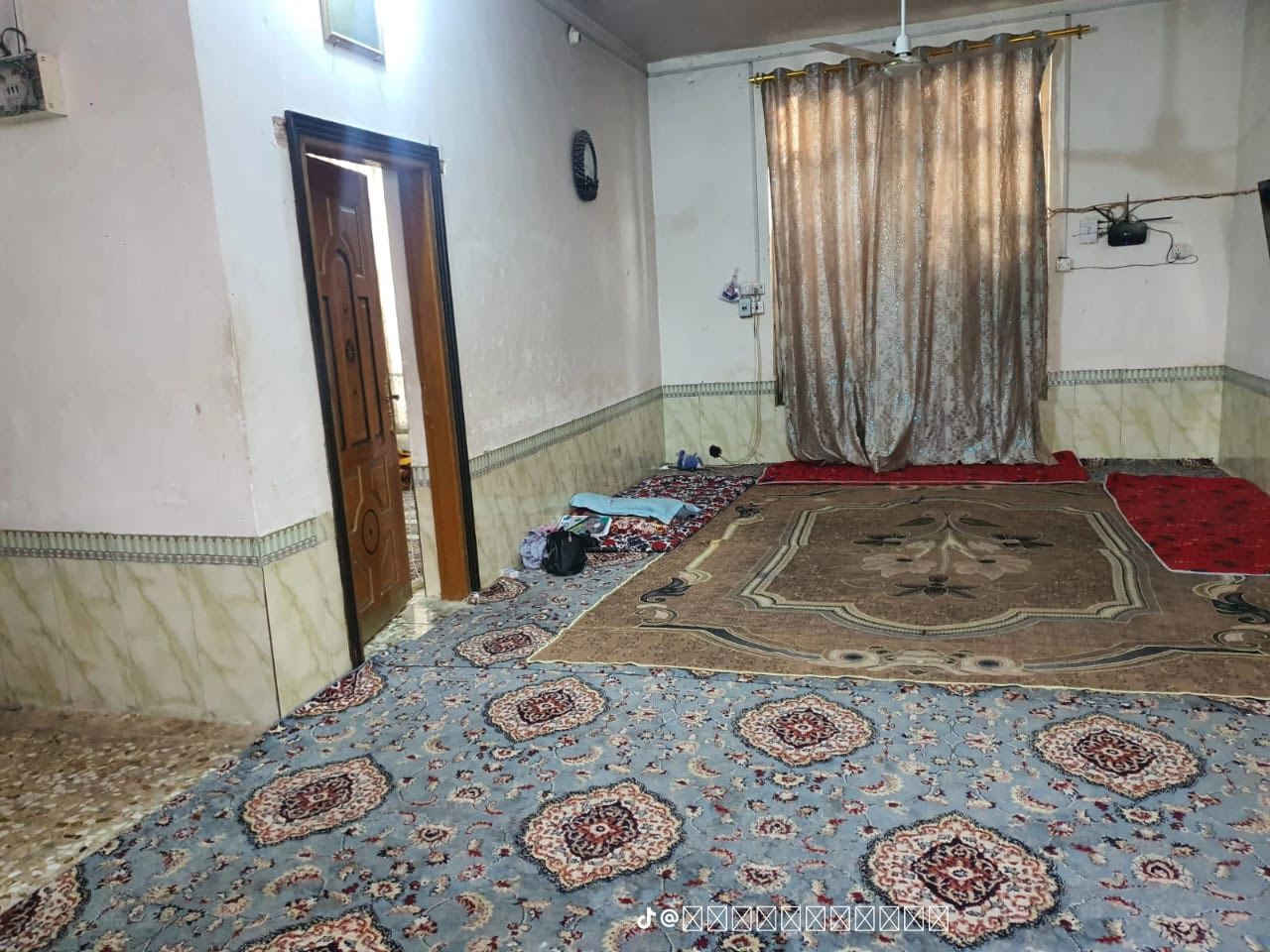 السلام عليكم بيت طابو زراعي سند ٢٥بأسمي المساحه الكليه ٥٠٠واقع حال ٦٠٠  محتويات البيت طابق واحد غرفة نوم +صاله  ومطبخ ومنور و٣محلات مأجرهن العنوان بني سأله على الشارع الرئيسي سنتر قرب الساده الطلقانين 
السعر ١٠٠ وبي مجال الاستفسار ***********
