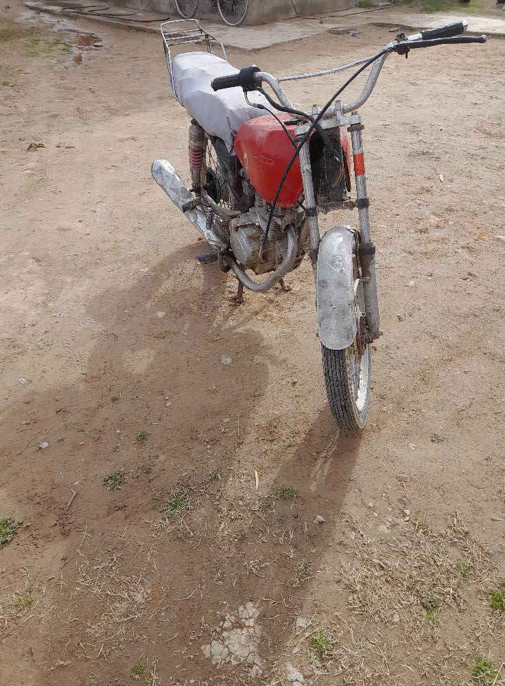 السلام عليكم موطور للبيع شغال كامل السعر ٨٥ وبي مجال المكان القياره قريه اجحله للتواصل  ***********
