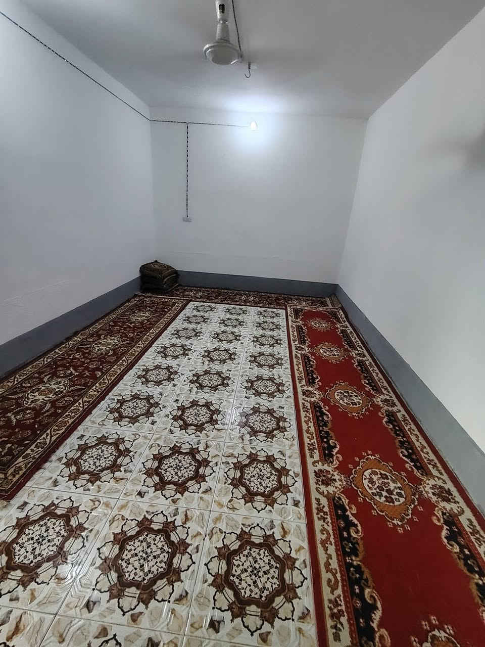 سلام عليكم بيت البيع مساحه البيت 300متر يتكون من غرفتين وصاله وديوانيه ومطبخ الموقع حي الحسين متوفر جميع الخدمات بيت جاهز مناسب  ***********
