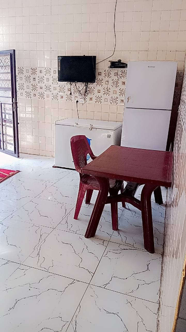 سلام عليكم بيت للبيع قاطين بناء حديث 2023 البيت كامل من كلشي يحتوي علئ غرفتين ارضي وغرفتين فوك ومطبخ وستقبال وصاله وصحيات ×2 الخدمات متوفره ماء كهرباء تبليط السعر 100 وبي مجال الاستفسار *********** /***********
