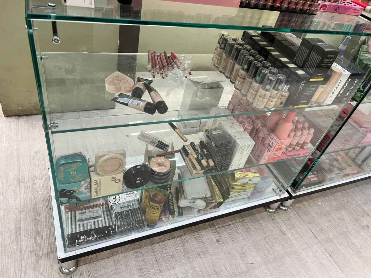 فاترينة جام مستخدمة اقل الشهر نضيف جدا
العدد ٣ 
سعر الفاترينة 100 الف 
المكان شارع فلسطين 
الرقم ***********
