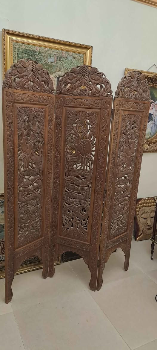 بارافان انتيك عمره اكثر من ٧٠ سنه الحاله ممتازه مقارنه بالعمر الزمنى له مصنوع من التيك وود حفر من الناحيتين يعنى البارافان من الناحيتين نفس الشغل ارتفاع ١٨٠ سم عرض الضلفه ٤٥ سم يعنى عرضه كله ١٣٥ سم مش بس بارافان لا ده قطعه انتيك كلها شغل حفر لا يتكرر كثيرا ولا حتى قليلا للبيع بسعر رائع للتواصل موبيل وواتساب ٠١٠٢٣٣٤٢٢٣٣ القاهرة, مصر


**إذا كنت صاحب هذا الإعلان وتريد حذفه لأي سبب، رجاءا أرسل رسالة إلى الدعم الفني**