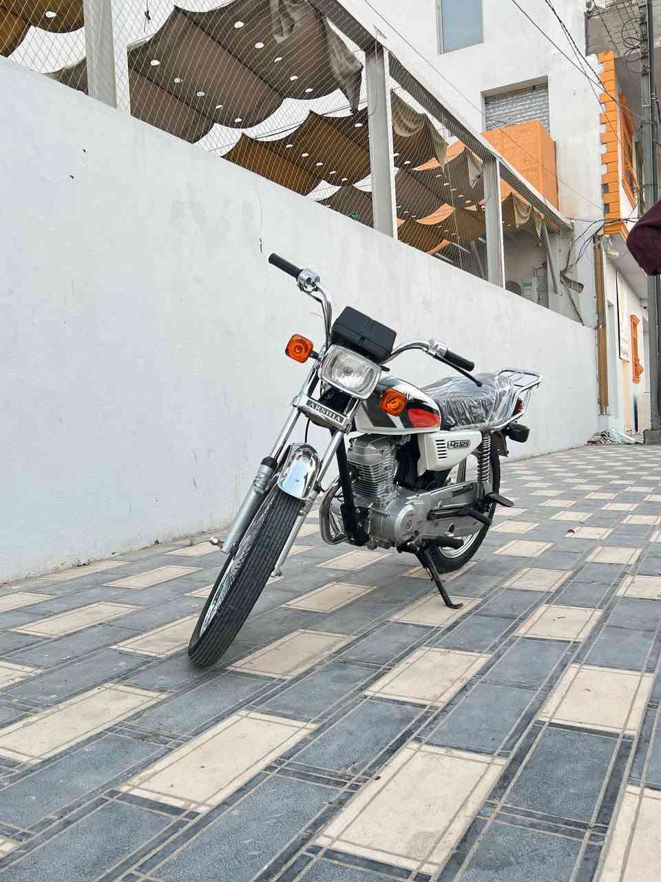 ارشا للبيع
وكيلها العارضي 
دراجة خير من الله كاملة عوزها شي بسيط
مكينة تاكل الكاع شلعة ترايك وين متريد
السعر ٧٠٠ وبيها مجال قليل
المكان كوفة
اتصال ***********
