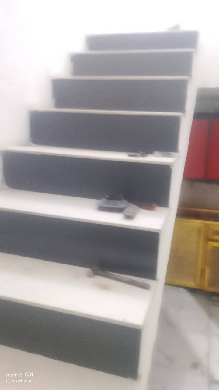 سلام عليكم  بيت زراعي طابقين  المساحه 100متر شرك يحتوي على غرفه نوم وصاله ومطبخ وصحيات واستقبال والطابق الثاني يحتوي على غرفه نوم وصاله وصحيات والسعر 35 مليون وبي مجال للشراي العنوان ناصريه مدينه الصدر خلف الروف نزله ال منهل قرب مولد عايد للاستفسار على الرقم ***********
