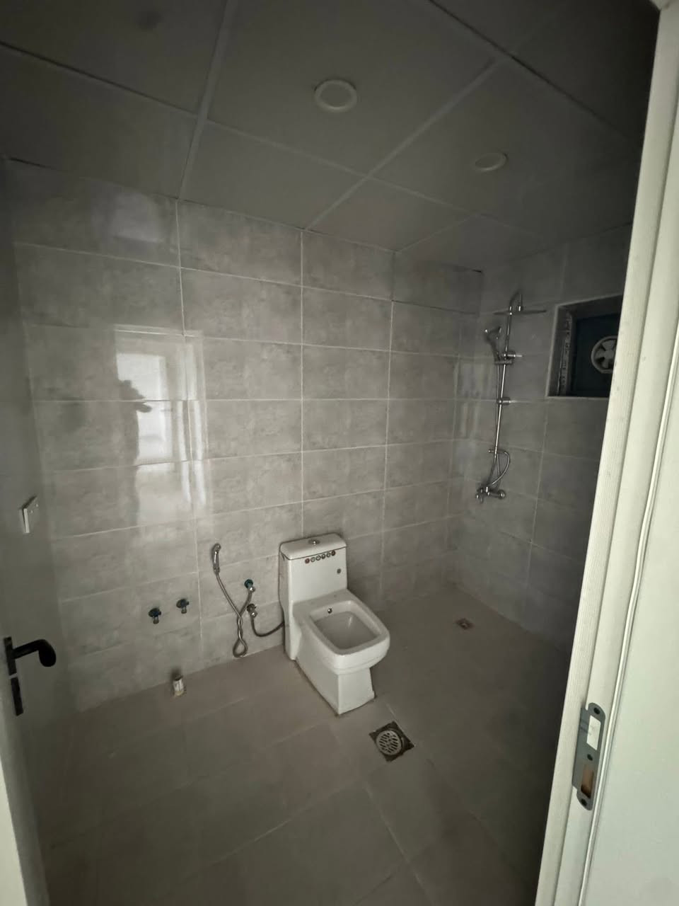 للإيجار في مجمع المحبة السكني

شقة مساحتة ١٢٥ متر نظيفة جدا

تحتوي على ٣ غرف نوم صالة مطبخ 

وخدمات عدد ٢ 

طابق ٤

للأستفسار اكثر الاتصال على الرقم

***********

او زيارة المكتب الكائن في منطقة السيدية 

شارع جامع الأقصى مقابل لحوم جويلي

مكتب المصطفى للاستثمار و التطوير العقاري
