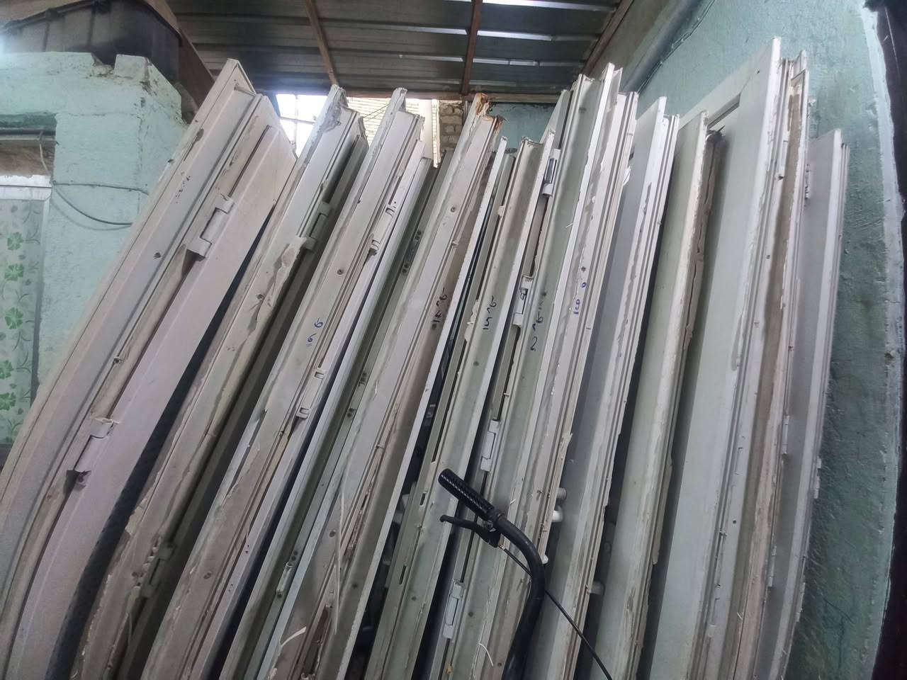 السلام عليكم
يوجد ابواب نوع ساري تركي اصلي ينفع للحمامات وتواليت والمخازن قياسات مختلفه استخدام قليل اخو الجديد لا يوجد بيهن ضرر حشوه حديد  الباب بلاستيك الاسعار حسب القياسات يوجد جمله ومفرد كافة الأبواب مستعمله
للتواصل 
***********
