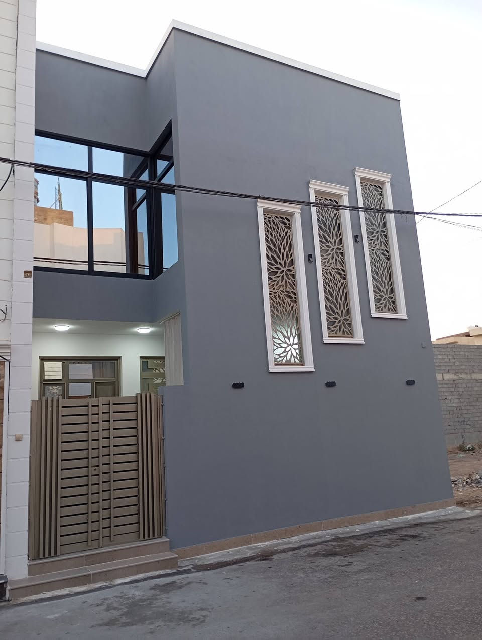 � دار للبيع في كربلاء المقدسة – منطقة البوبيات (مجمع الزهراء السكني) عمود 44

✨ المواصفات العامة:
دار بمساحة 100 متر، بناء حديث درجة أولى من حيث المواد والعمل.
يتكون من طابقين ونصف مع درج خارجي معزول للطابقين الثاني والثالث من نفس الكراج.
يقع في مجمع خدمات متكاملة (ماء – مجاري – كهرباء – تبليط شارع عرض 10 متر ـ خط مولد ذهبي)،
ويبعد حوالي 1.5 كم فقط عن الإمام الحسين عليه السلام، مما يجعله مناسباً للسكن أو للزوار.

🏡 تفاصيل الدار:
 • 3 غرف نوم واسعة.
 • 3 حمامات.
 • 2 مطبخ.
 • 2 صالة.
 • استقبال (ديوانية).
 • كراج واسع.
 • غرفة إضافية في الطابق الثالث.
جنس العقار:
طابو زراعي، سند 25، إقرار محكمة من صاحب الأرض مباشراً.

🎁 المميزات الإضافية:
الدار مفروشة بالكامل وتشمل:
 • أثاث ديوان تفصال عدد ٢.
 • كاونتر مطبخ حديث (HDF)
 الأثاث هدية مع الدار.
📞 للتواصل والاستفسار عن السعر:
📱 واتساب أو اتصال مباشر مع صاحب الدار على الرقم: ***********
