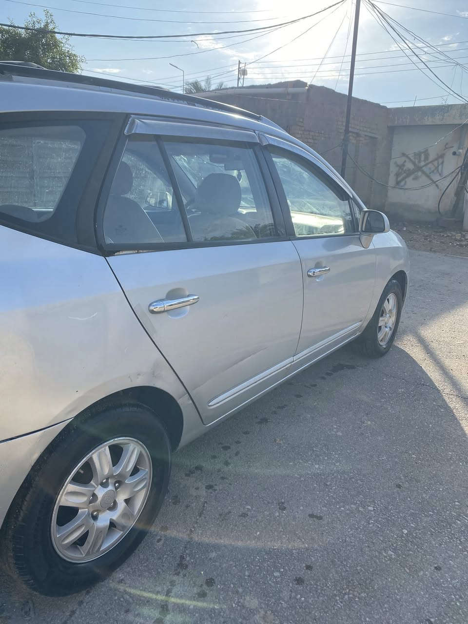 كيه كارنز للبيع موديل 2007تجي اشوف ابعينك وتاخذ السياره حداديه  بحاله جيده محرك بحاله جيده كير بحاله جيده تبريد قطعتين سياره بيه شخوط  سونار عندي الهم بس قديم بيه ضربه  مرجعه بارد خلف السياره بالجاملغ الخلفي سياره حلوه  ومرتبه سعره 90ورقه سنويته لل27رقمه بصره مشروع وطني 
متوفر خاص ومتوفر واتساب ***********5مكانه ميسان
