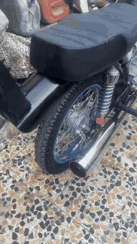 السلام عليكم دراجه للبيع دوات مو رقم دراجه تعمير جديد رقم *********** دراجه مفتوه كور وبيه ولفات سايبه تحوير سعر ٥٥٠ قفل دراجه عنوان البصره سيد سامي
