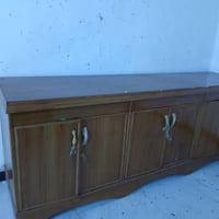 بوفيه جديده ماخذيها قبل شهر سعرها 150 مكاني بغداد حي الاعلام 077657213...