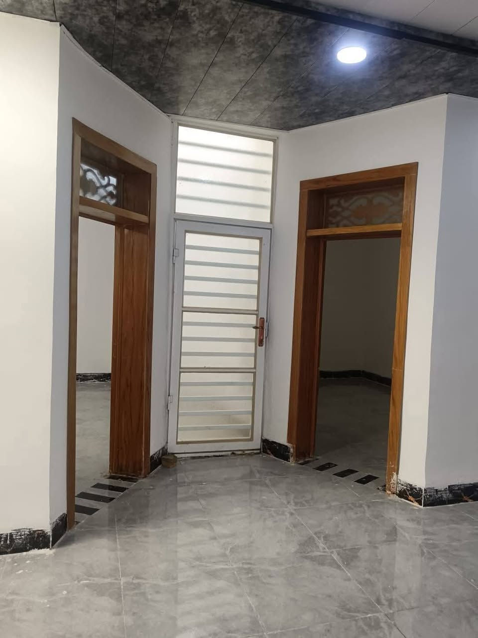 دار للــــــبـيــع المســــاحة 120 متر غرفتين السعر 40 وبيه مجال طابو زراعي سند 25 مشمول بالتطويب ومرقم من قبل البلديه كل الخدمات متوفره للستفار ***********او مراسله واتساب ***********
