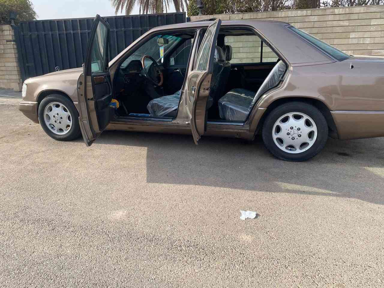 السلام عليكم 
مكلف بلنشر رقم صاحب السيارة*********** مصطفى 
للبيع مارسيدس دب موديل 89 السيارة مصبوغة عام للجمالية كير محرك بلاد تبريد شغال مكينه 300 حدادية 70% قواعد دبل بلاد بيها نواقص قليلة السعر70 وبيها مجال شرط التحويل
