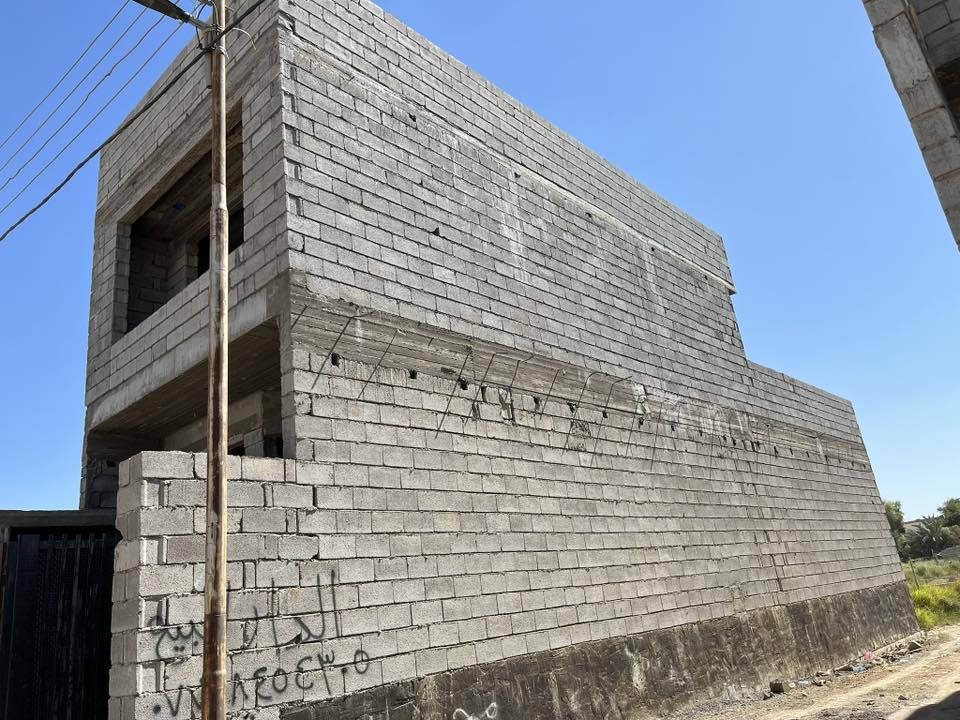 هيكل طابقين للبيع مساحة 100 متر يتكون من استقبال وصاله مع مطبخ بارد ومطبخ حار في المنور وغرفة نوم في الطابق الاول وغرفة نوم في الطابق الثاني وصحيات داخلية في الطابق الاول وفي الطابق الثاني وصحيات خارجية . الموقع تقاطع القدس خلف كلية بلاد الرافدين القديمة . سند 117 مشمول بالتطويب
***********
