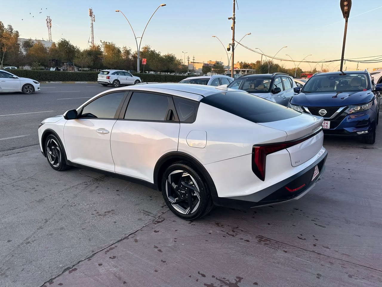 السلام عليكم 
للبيع Kia K4 
الموديل 2025 
مواصفات EX 
بصمه و تشغيل عن بعد 
رادر 360 درجه 
سياقة ذاتيه و تحديد مسار 
ويل 17 
داخل لونين زيتوني و اسود 
السيارة رقم اربيل باسمي تريد وكاله او تحويل 
مكان السيارة بغداد - زيونه 
صور حادثها ضمن الصور 
حادثها بدون ايرباك 
جاملغ خلفي و الصندوق صبغ 
للاستفسار اتصال او واتساب 
***********
