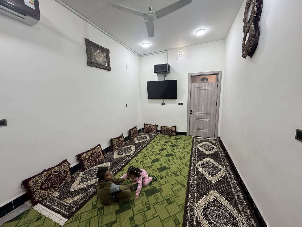 السلام عليكم بيتين للبيع حي الزهراء خلف مظيف الراجحي الاول 100 م والثاني 120 م طابقين بناء جديد     كل بيت يتكون الطابق الارضي من غرفه وصاله ومطبخ وحمامات داخليه وخارجيه واستقبال والطابق الثاني غرفه وصاله للأستفسار ***********
