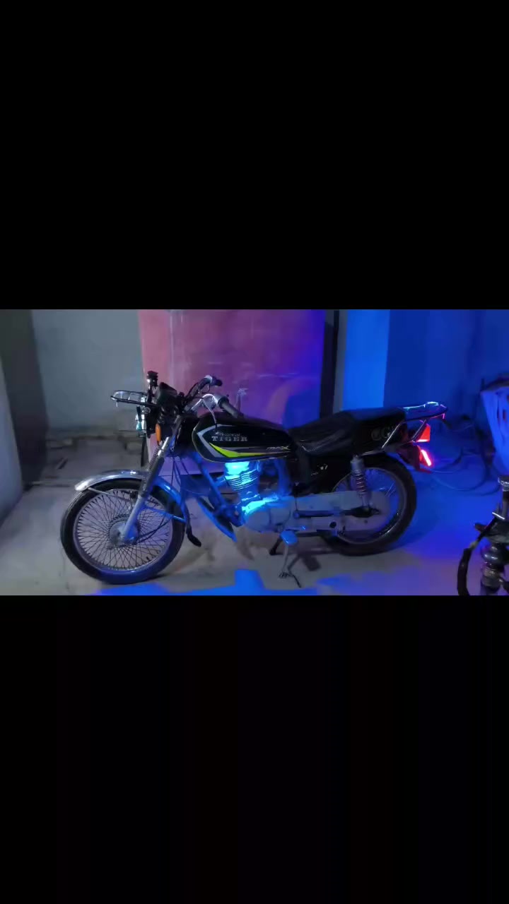 سلام عليكم ورحمة الله وبركاتة من رخصة الادمن دراجه للبيع موديل 2019ما مفتوح شرط معدل وشلعه نار تزويد خير من الله منضومه اضويه زنون نشارات سماعات فول صرف سعر 400بي مجال قليل للستفسار عل رقم بي واتس ***********
