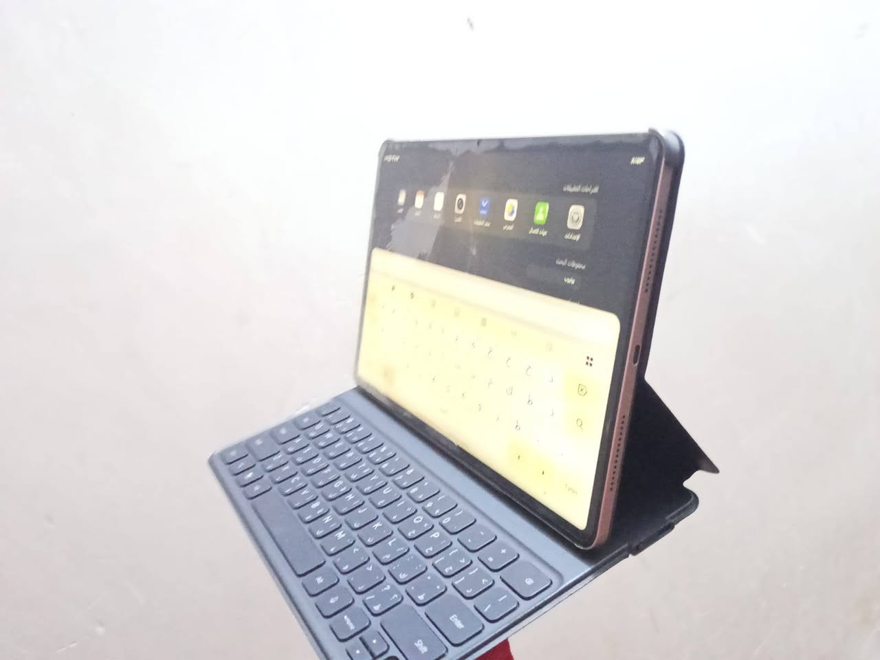 السلام عليكم ايباد البيع نوع الجهاز / HONOR Pad 10 الجهاز نضيف بيه حاسبه شغاله وياه كفر وكارتونه وصارلي 3اشهر مستخدمه وبيه كسر بشاشه او بل الزكه ما متكد منه مثل مجاي اشوف بعينك  سعره/350 وبيه مجال الرقم /*********** /متواجد  مزنجر وتساب وخط وهلا بيكم
