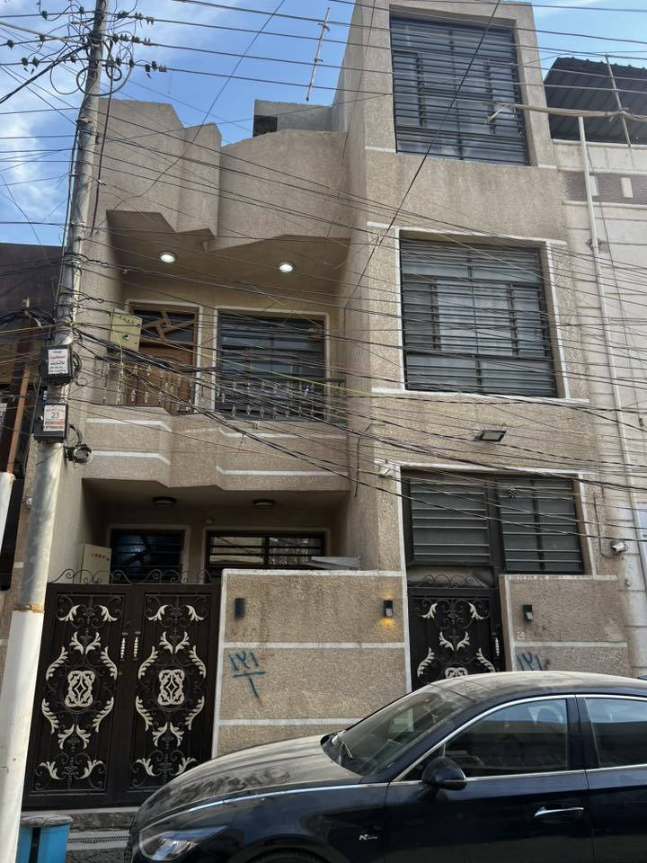 السلام عليكم بيتين للبيع بمساحة ١٠٠ متر بناء ٢٠١٧ بغداد شارع مشتل عايد …البيتين منفصلات تماما من ناحية الماء والكهرباء والمجاري
البيت الارضي كراج وصاله  ومطبخ وحمام واسع وغرفتين نوم ومنور كبير
والبيت الطابق الاول نفس الخريطه بلاضافه الى طابق ثالث غرفة كبير للخزن وسطح
للمعلومات التواصل على الرقم

0772 140 2149
