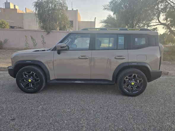 جيتور T2 2025
جيتور T2 2.0L
الموديل: 2025 (خليجي)
العداد: 14000 كم قابل للزيادة
اللون المرغوب صحراوي
مقاعد زيتوني
المحرك: 4 أسطوانات L 2.0 تيربو 254 حصان حقن مباشر
عزم الدوران (نيوتن-م): 390
ناقل الحركة: اوتوماتيكي دبل كلاتش من 7 سرعات
نظام الدفع: نظام دفع رباعي متطور من BorgWarner
الضمان الأساسي: 6 سنوات وعداد كيلومترات مفتوح
ضمان المحرك: 10 سنوات او 1،000،000
بعدها داخل الضمان و الصيانة كلها داخل الشركة
المواصفات:
*فتحة سقف بانوراما 1.1م
*إطارات قياس 20 إنچ
*الصندوق شفط
*الشباك الامامي المضاء  بجيتور
*مثبت سرعة مع رادار تفاعلي
*نظام القيادة شبه الذاتية
*نظام الكبح التلقائي في حالة الطوارئ
*نظام تحذير الاصطدام الامامي والخلفي
*كاميرات محيطية 540 درجة
*حساسات أمامية وخلفية
*نقطة عمياء
*نظام تحذير مغادرة المسار
*نظام المساعدة للبقاء في المسار
*شاشة التحكم بقياس 15.6 إنچ
*شاشة القيادة بقياس 10.25 إنچ
*نظام صوتي متطور 12 سماعة من Sony
*نظام أبل كاربلاي وأندرويد أوتو لاسلكي
*نظام اوامر و تحكم صوتي
*مقصورة الركاب من الجلد الفاخر والكنتارا
*مقعد السائق والراكب كهربائي
*مقاعد السائق والراكب مبردة
*مقاعد السائق والراكب مزود بذاكرة لحفظ 3 وضعيات الجلوس
*إنارة ترحيبية مع إنارة محيطية متعددة الالوان
*مصابيح أمامية وخلفية أوتوماتيكية LED
*المرايا الجانبية قابلة للطي كهربائياً ومدفئة
*دخول ذكي و تشغيل عن بعد
*خاصية إغلاق نوافذ وفتحة السقف عن بعد
*شاحن هاتف لاسلكي سريع
*نظام تنقية الهواء PM2.5 وفلتر N95
*مسند الذراع الوسطي مع ثلاجة
*انماط قيادة متعددة للطرق الوعرة
*وسائد هوائية امامية و جانبية عدد 6
*ماسحات الزجاج الأمامي مع حساس للمطر
*دوسات جانبية
*نظام الفرامل الأوتوماتيكي Autohold
*نظام التحكم بنزول المنحدرات
*نظام المساعدة لصعود المرتفعات
*نظام مراقية ضغط الاطارات
السعر : ٣٩ مليون
***********
