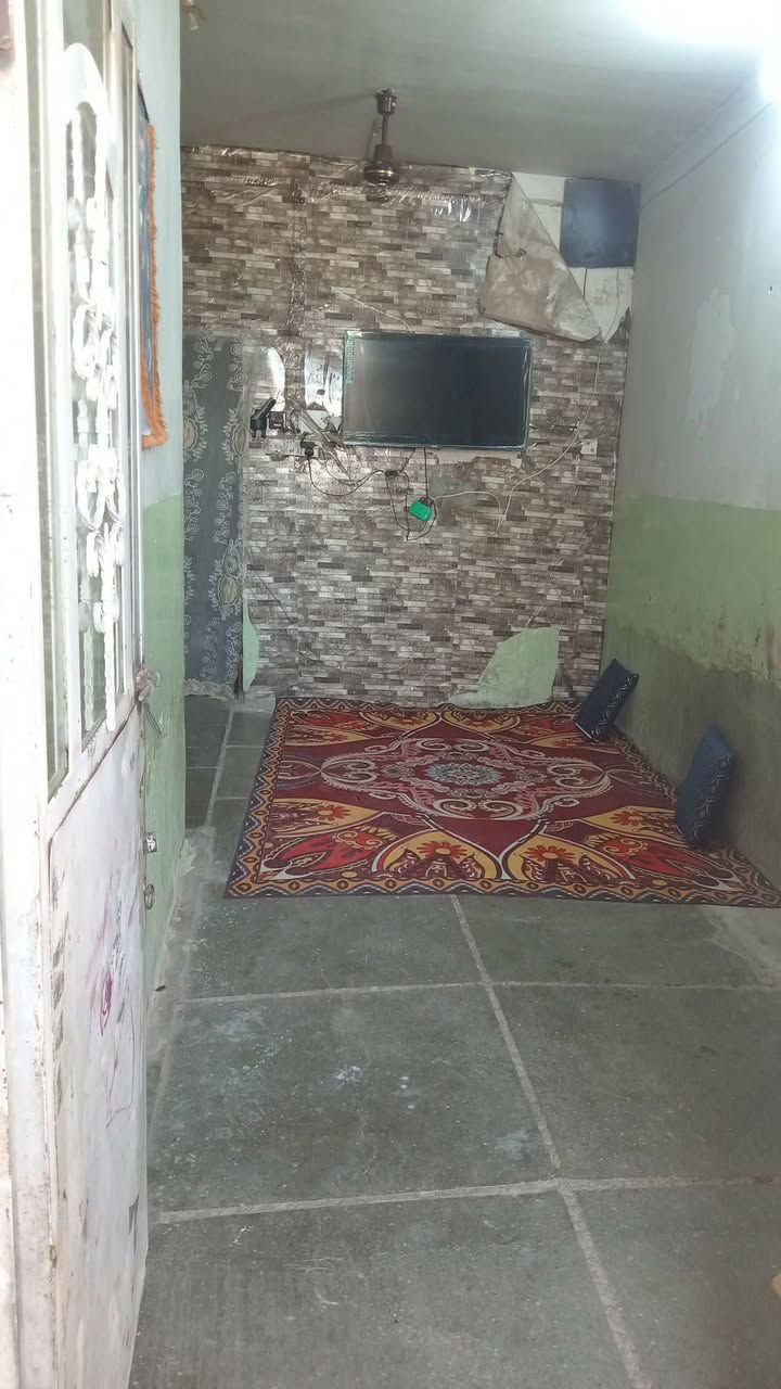 حواسم مساحه ١٠٠
السقف صب مكان يم السوق الكبير 
سعر ١٢
مطبخ وستقبال وغرفتين وصحيات وطرمه


**إذا كنت صاحب هذا الإعلان وتريد حذفه لأي سبب، رجاءا أرسل رسالة إلى الدعم الفني**