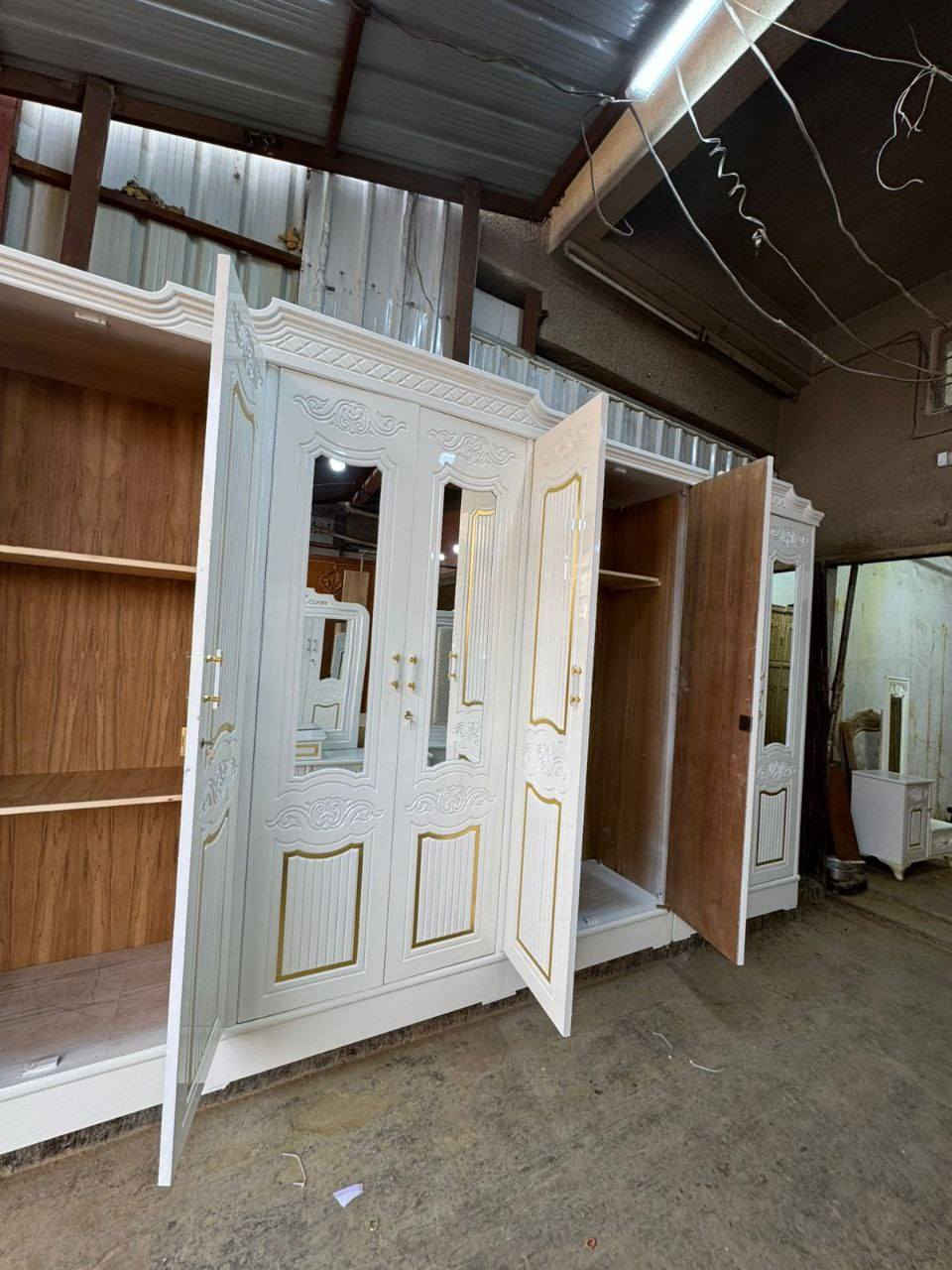 غرفة 6 باب
(الرونقة ) تصميم تركي بشغل ولمسات عراقية 

الخارج ام دي اف 12 ملم 
الداخل صاج طبيعي 4 ملم 
القاعدة بلوك صاج 16 ملم 
الظهر جرجوبة فتح وشد براغي 
الصبغ فرن حراري ودرجة اولى 

السعر مليون و800 

#ملاحظه التوصيل يشمل الشد 🔧


**إذا كنت صاحب هذا الإعلان وتريد حذفه لأي سبب، رجاءا أرسل رسالة إلى الدعم الفني**