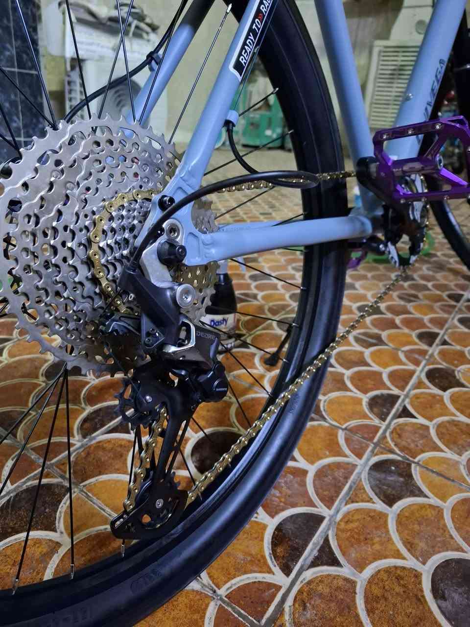 المواصفات :
مقاس الفريم L
مقاس التاير 27.5
 دبل هايدروليك يعمل بضغط الهواء و قابل للقفل و الفتح من  شركة Bolany 
 بريكات هايدروليك شركة shimano اليابانية 
ستيرن المنيوم رياضي قياس ٧٠ ياباني
مسكات ستيرن موشم شركة Seer الامريكية 
مجمع سنكل سبيد قياس 36T شركة bolany
زنجيل ذهبي شركة YBN التايوانية 12 سرعة 
مكينة شيمانو ديور 12 سرعة سلفر 
عقرب شيمانو ديور ياباني مختوم 12نمرة فول المنيوم 
بايدرات المنيوم من شركة Bolany لون بنفسجي 
الفلنج الخلفي فقط استعراضي من شركة Bolany  قياس 160mm
عداد سرعة Xoss
بايسكل ما طالع بيه بس ٣ مرات جديييد 
السعر ٧٠٠ و بيه مجال بسيط للشراي
للتواصل *********** ماسنجر ما عندي
