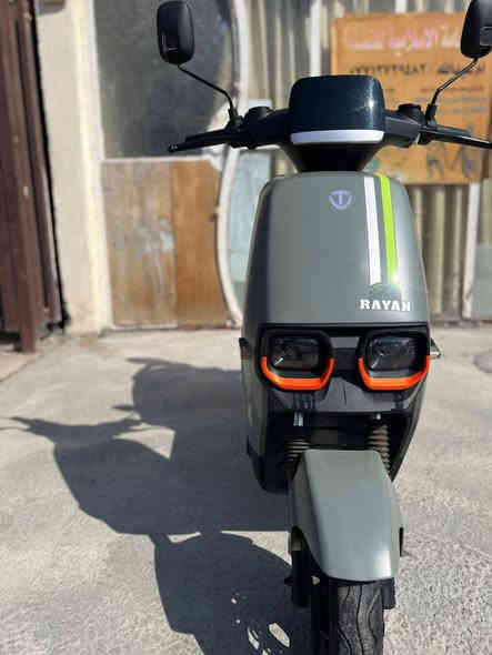 السلام عليكم 
للبيع دراجه شحن RAYAN غنيه عن تعريف
دراجه اخت زيرو شخط واحد ما بيها 
تجي 6 باتري الكبار ملف 1200 نحاس حقيقي
دراجه تمشيك بل شحنه 65 كيلو متر 
سرعتها 60-65 
لايتات عالي ناصي رماش زنون LED
مثبت سرعه + 3نمر + اشاير يمنه يسرة 
تجي دبل بصمه دبل سويج 
تشغيل عن بعد قفل ستيرن + بيها انذار سرقه
دراجه اي نقص مابيها 
مكاني بغداد 
***********
500الف ومستعجل على بيعه
واسف متواجد على فيس بوك
