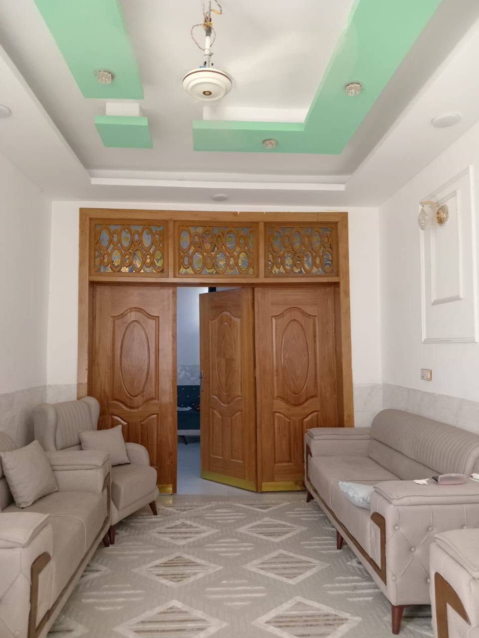 ***********
بيت مساحة 150متر البيت مقابيل
 ملحق قرية الغدير البيت يتكون من غرفتين
اوصاله
واستقبال اومطبخ البيت طابوك جمهوري الاساس والسقف صب كونكريت  تسليح مركزي  البيت خط اول  السعر 65اوبيه مجال للاستفسار ***********
