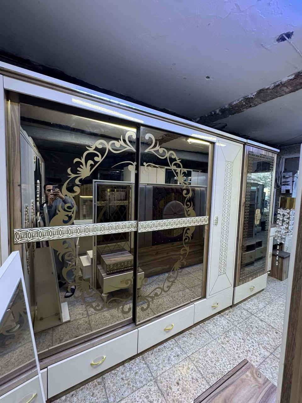 ✨غرفة تركي اصلي لون مميز ✨ صبغ حراري
9قطع
 جام اصلي 
نظام سلايت وابواب 
سرير مخزن جك 
 قماش وتر بروف أصلي ✨
نضافه/90/💯
 شد ونقل مجاني داخل بغداد
توصيل للمحافظات بأسعار رمزية
سكرين للمنشور وراسلني خاص


**إذا كنت صاحب هذا الإعلان وتريد حذفه لأي سبب، رجاءا أرسل رسالة إلى الدعم الفني**