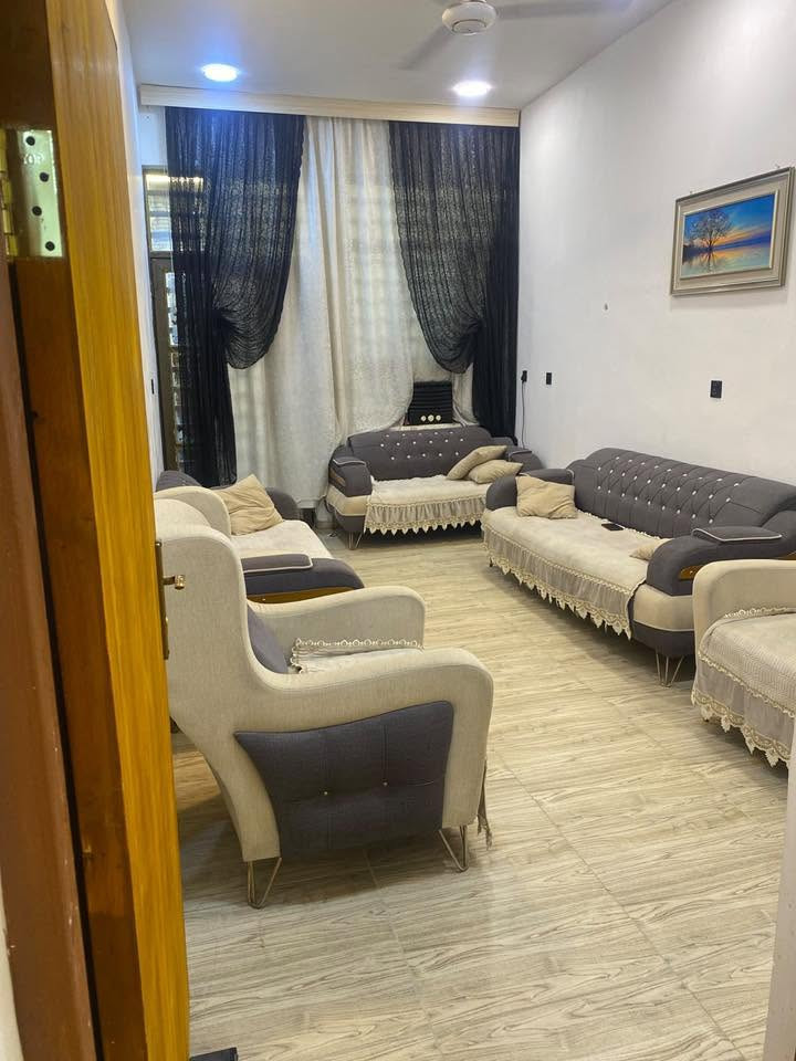 بيت طابقين للبيع المساحة 110 العنوان العريفية مقابل جامع المهيمن
بناء حديث  ٢٠٢٦ مدخلين 

الطابق الاول استقبال صالة كبيرة غرفة نوم صحيات عدد٢ 

الطابق الثاني غرفة نوم صالة كبيرة مع سطح 

للاستفسار الاتصال ع الاقام التالية 

*********** 

‭***********‬
