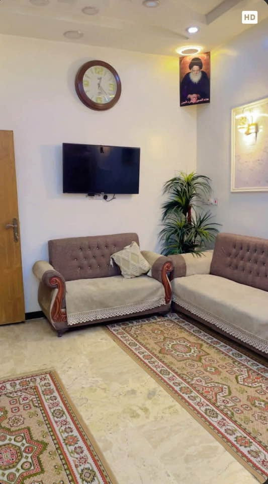 السلام عليكم مكلف بالنشر بيت للبيع لمساحه ١٠٠متر منطقة حي لكوفه علاوي لسمر مقابل لبانزين خانه قريب عل شارع لعام لبيت بناء جديد كله مرمر ومثل ما موضح بالصور واي استفسار هاذ رقم صاحب لبيت /*********** وبي واتساب
