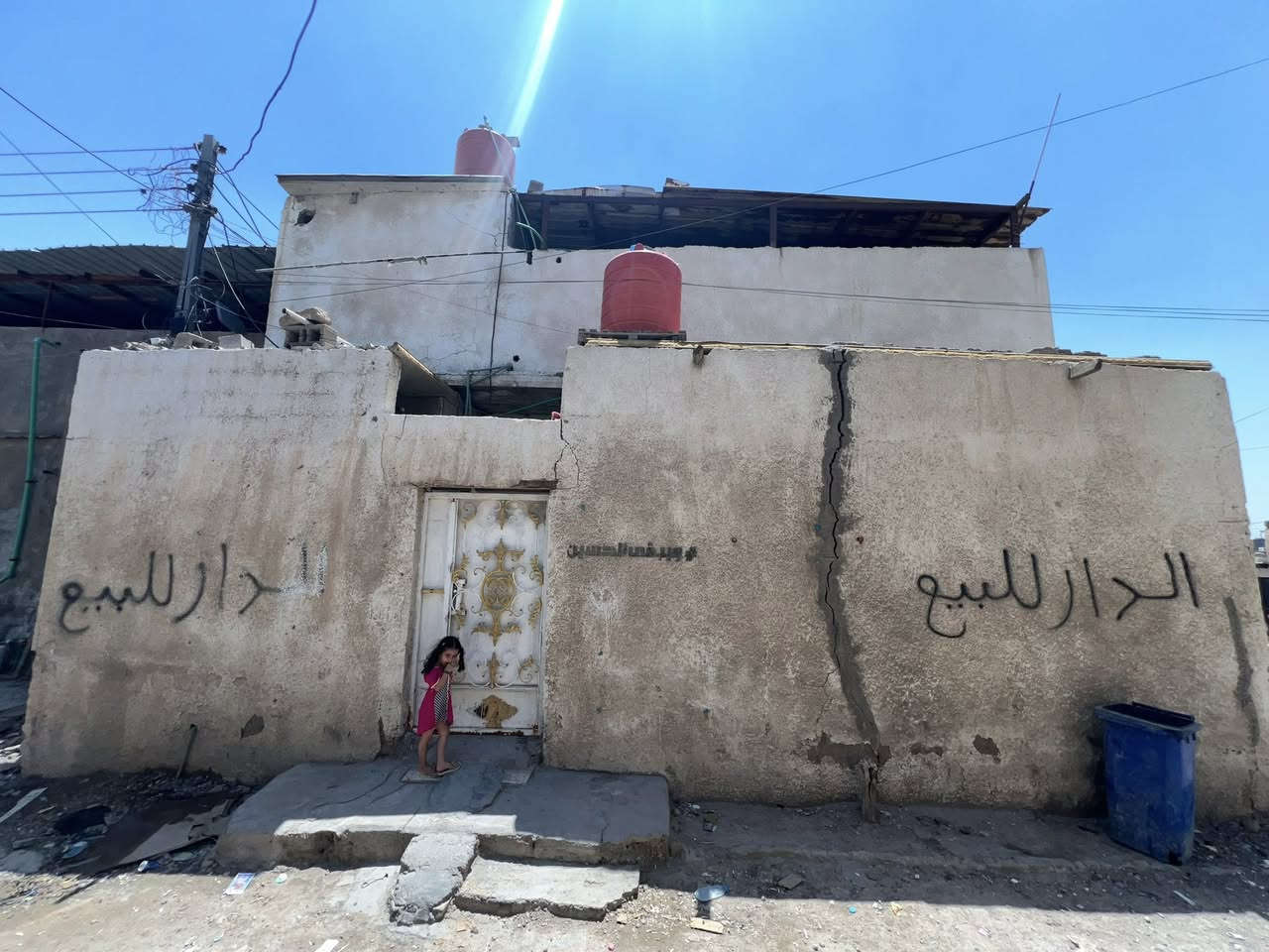 السلام عليكم بيت للبيع المشراق القديم خلف جامع الغنامه 
المساحه 150 وبصفه قطعه الواجهه 3 مترات
يحتوي عله استقبال وصاله كبيره وثلاث غرف نوم وصحيات 
السعر 50 وبي مجال للاستفسار الاتصال ***********
