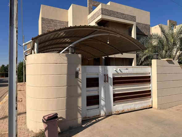 #مكلف بالنشر 
دار للبيع مساحة ٢٥٠متر ركن شارع ٢٠ 🏠
الموقع :تكريت /مجمع الجوهره 
يتكون الدار من ثلاث غرف نوم الطابق الاول غرفة نوم صالة وسطية استقبال مطبخ حار بارد صحيات مناور  حديقة 
الطابق الثاني غرفتين نوم السطح شتايكر 
ثلاث حمامات 
للاستفسار الاتصال على الرقم 👇🏻 
 *********** وتساب
#السعر 200 مليون
