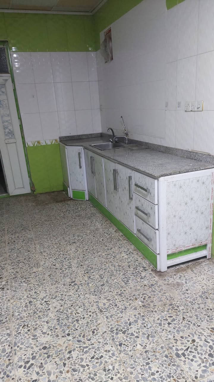 بيت للايجار حي العسكري كوفة قرب مدرسة السياب 100م غرفة سويت وصالة كبيرة مع المطبخ مفتوحة ومخزن تحت الدرج وصحيات وحديقة 325 الف مع الماء والكهرباء للاستفسار ***********
