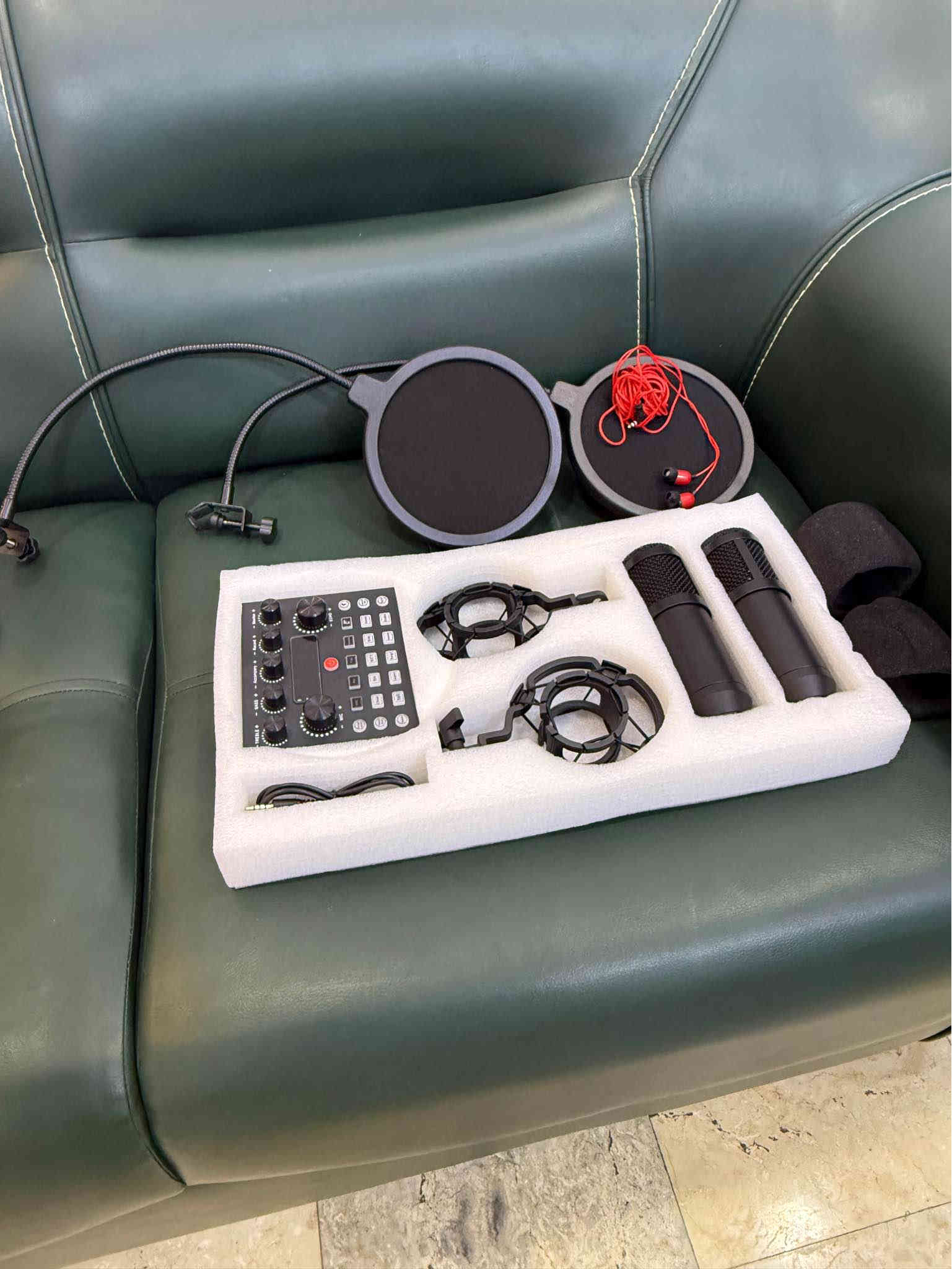 ⸻

🎙️ بكج تسجيل احترافي كامل للبودكاست والبث المباشر 🔥

جاهز تستفاد منه بكلشي — تسجيل، غناء، بودكاست، بث مباشر أو ستريم 🎧

🔹 المواصفات:
 • مايك كوندنسر عدد 2
 • كارت صوت احترافي 🎚️
 • ستاند ثابت + صوند كارد + فلتر هواء
توصيلات مع هتفون
 • كل الملحقات الأصلية جاهزة داخل البكج جديد غير مستخدم

✅ صوت نقي وواضح
✅ سهل التركيب
✅ مناسب للمبتدئين والمحترفين

💰 السعر: 40 الف
مكاني بغداد الدورة
***********
*********** بغداد
