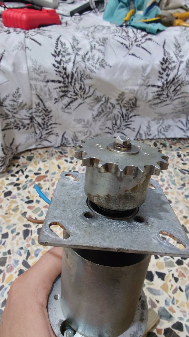 محرك تيار مستمر DC
✅ إيطالي (DAGU) مع كارت تحكم وحساس حركة (Encoder).
​المواصفات :
​نوع المحرك: DC Motor ذو مغناطيس دائم (سلكين مباشرين).
​جهد التشغيل: 24 فولت تيار مستمر (يعمل مباشرة على بطاريات أو باور سبلاي ).
​القدرة: 40 واط (يصل سحبه إلى 8 أمبير كحد أقصى عند الحمل العالي).
​نسبة التخفيض: 1:144 (توازن ممتاز جداً بين السرعة الواضحة والعزم القوي).
​الملحقات الذكية: مزود بقرص تشفير ضوئي (Optical Encoder) وكارت إلكتروني لقراءة وضبط السرعة وعدد الدورات بدقة.
​✅ الاستخدامات: مثالي لمشاريع الروبوتات الذكية، سيور نقل البضائع المتوسطة، آلات التعبئة والتغليف، منظومات الأتمتة (Automation)، أو أي مشروع يتطلب التحكم الدقيق بالسرعة والموقع عبر البرمجة (مثل الأردوينو).
❌ المحرك مستخدم نظيف جدا كما مبين في الصور ❌
⚠️ تم فحص المحرك وهو يعمل بصورة جيدة جدا وبدون اي مشاكل⚠️
✅ يتم البيع لاعلى سعر ، للاستفسار ارسل رسالة ✅
✅ للمهتمين سيتم ارسال فيديو مصور لتشغيل وفحص المحرك


**إذا كنت صاحب هذا الإعلان وتريد حذفه لأي سبب، رجاءا أرسل رسالة إلى الدعم الفني**