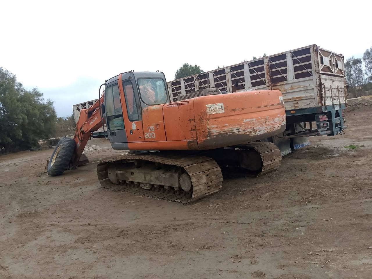 السلام عليكم 
للبيع حفاره زت حجم 200 موديل 2004 العنوان بابل النيل 
الرقم للاستفسار الاتصال 
***********
