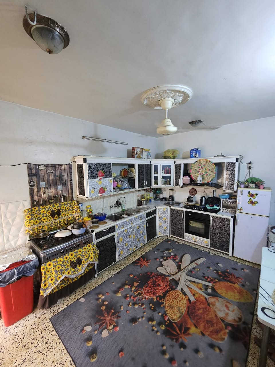 سلام عليكم.
دار للبيع .الدورة ابو دشير شارع جامع الرحمن.
*يحتوي الطابق الاول{محل.طرمة كبيرة.غرفة نوم.اسقبال.هول.حولي كبير .ترك 2.مخزن صغير.حمام +تواليت}
*الطابق الثاني{ثلاث غرف نوم.حولي .حمام +تواليت.صطح صغير}
الطابق الثالث صطح كبير.
للستفسار اكثر اتصل على الرقم ادناه[***********].
