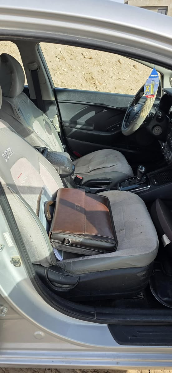 فورتي 17 وارد امريكي
رقم بغداد
لون سلفر 
محرك 2000 دوش 
مثبت سرعة 
مانع انزلاق 
Abs 
شاشة 
كاميرا خلفية 
حادثها من امريكا جاملغ وباب 
وبالعراق بيها قطعتين بيهن دحجات عدلتهن وصبغتهن باب خلفي وجاملغ وسونارها موجود وي الصور 
السعر 110 وبي مجال قليل 
للتواصل ***********
