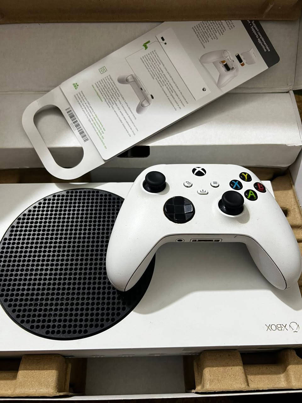 اكس بوكس سيريس اس للبيع 
ذاكرة 512
كامل ملحقات 
جوستك وحدة 
ملاحضة : كڤر البراغي الخلفي مشلوع لكن بدون فتح امانة الله ورسولة 
سعرة : 300 الف بي مجال بسيط *********** واتساب 
المكان نجف
