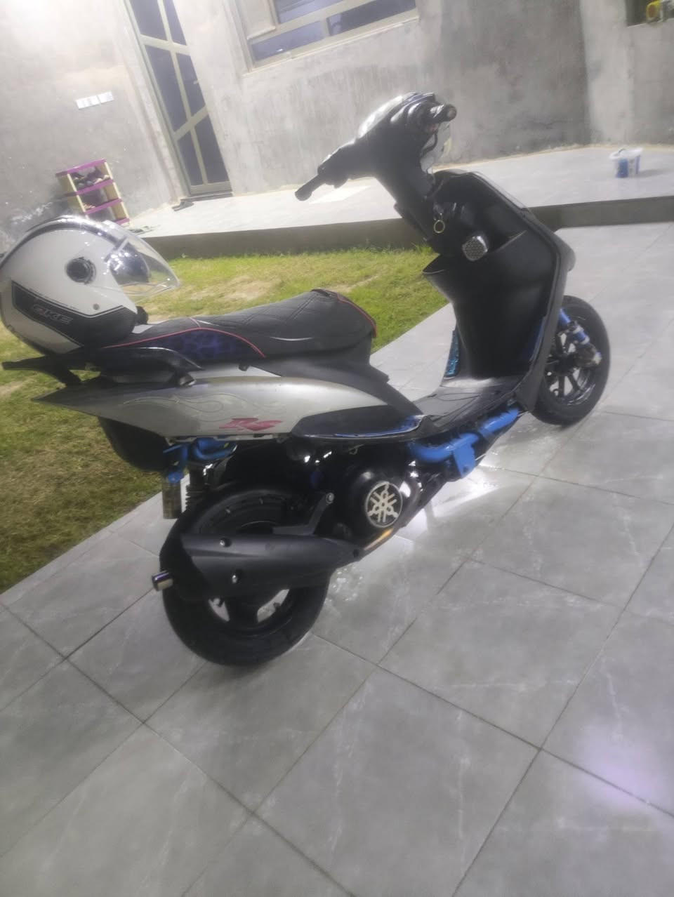 دراجة للبيع ماكس عدلة
محركها بلاد بوشه 55 شلعه ومعدل
دراجة نكرة سلف
كهربائياتها كلها شغاله 
مسجل بلوتوث صوت عالي معاها
صالنصه fm وياها
وخوذه لون ابيض معاها
رقم ه‍ ***********
