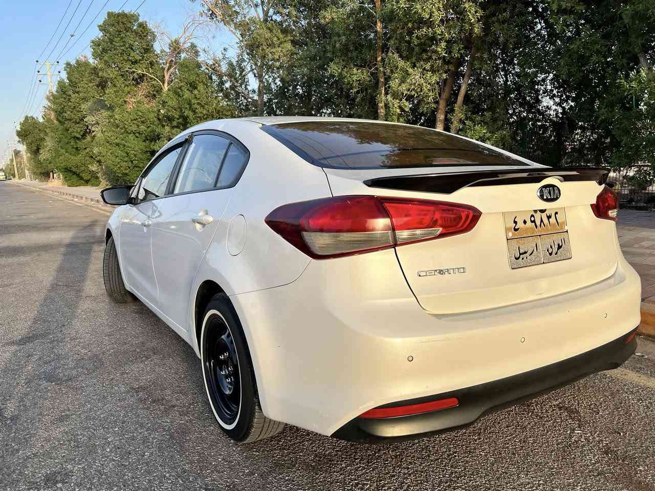 السلام عليكم سيراتو موديل 17 رقم اربيل محرك 1600 موصفاته عاديه معروفه تحكم جهتين اشاير بلمري تخم تاير جديد حداديه جديده مكينه كير كوله بشرط بيه باب الوره بيه بارد  مكاني نجف السعر 130 وبيه مجال قليل رقم موبايل ***********
