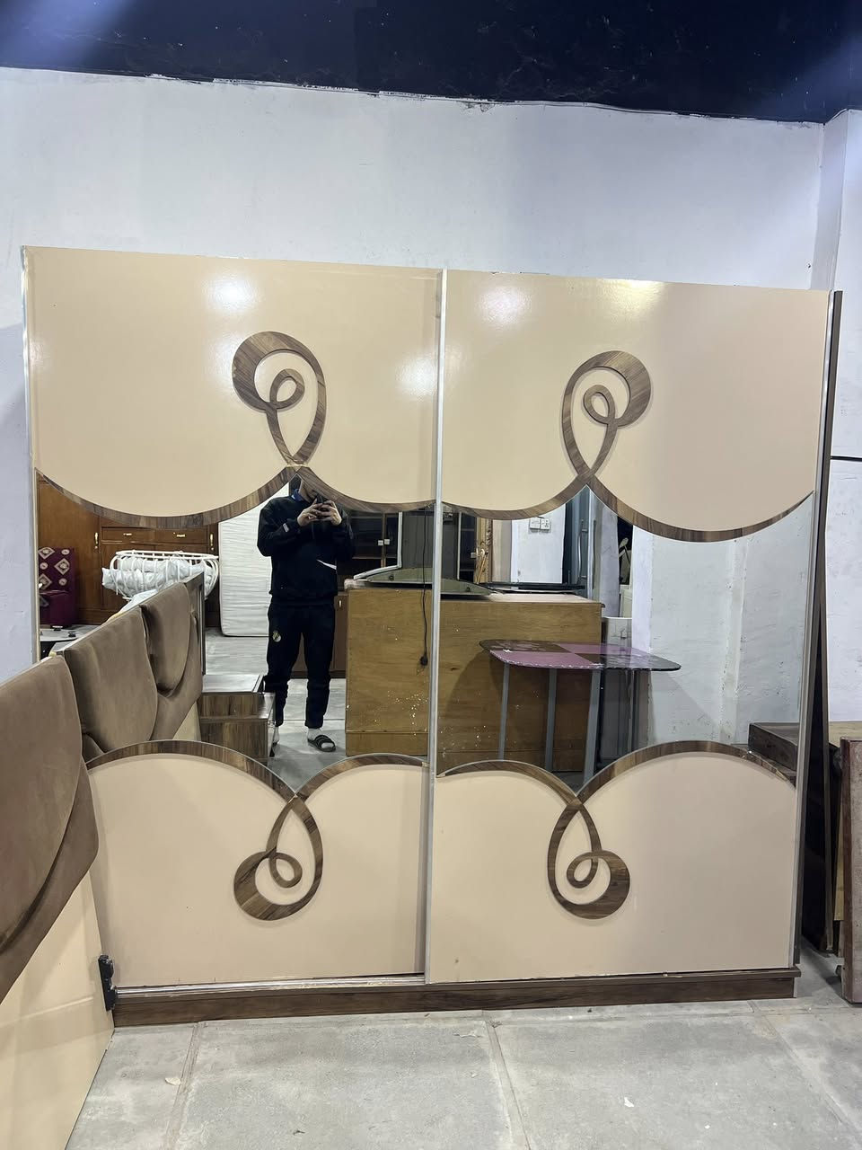 سلام عليكم غرفة تركية العنوان السيديه اضرارها بسيطه 5 قطع السعر300 وبي مجال بسيط الهاتف ***********.
