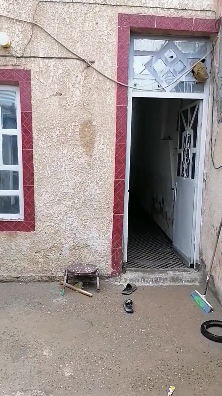 السلام عليكم بيت 100 متر البيع / قاط ونص/ شارع المستشفى/الفرع  مقابيل سيد شاكر المضمد /الهاتف ***********
