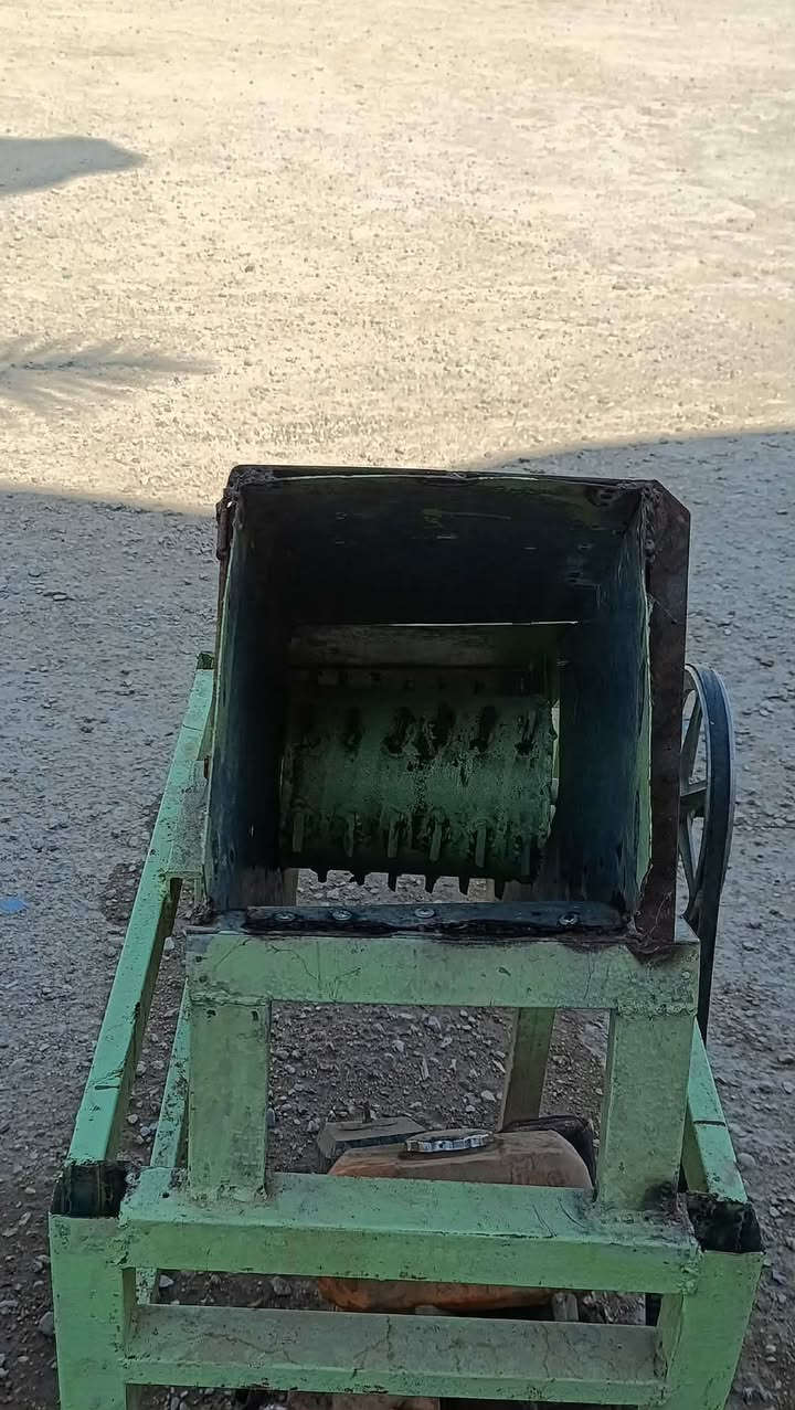 حسين آل حجي حسن 
السلام عليكم
مثرامة ثلج للبيع 
مثرامة ثلج شرط شغل بانزين تشتغل عل دنبر 
ابيع بس مثرامه بدون دنبر تجي تفحص وتشوف بعينك 
مشتغله سنه وحده بموكب ارد ابدله اسوي مغلون سعره 200
***********
